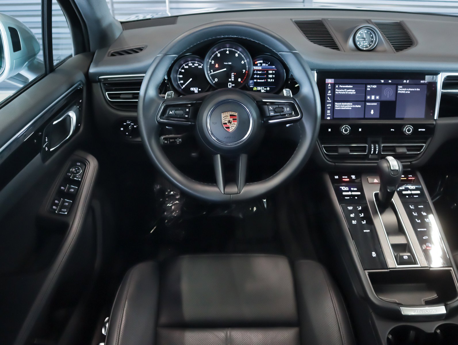 Certified 2023 Porsche Macan AWD/4WD image 12