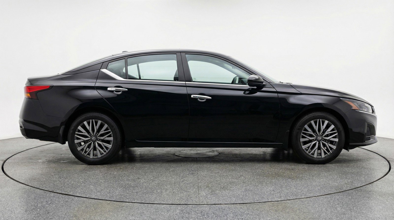 Used 2025 Nissan Altima 2.5 SV image 11