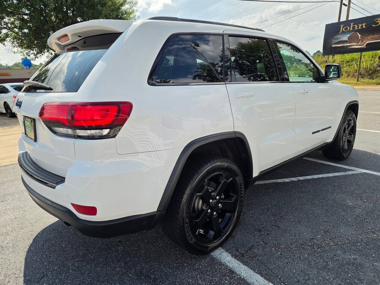 Used 2018 Jeep Grand Cherokee Laredo AWD/4WD image 6
