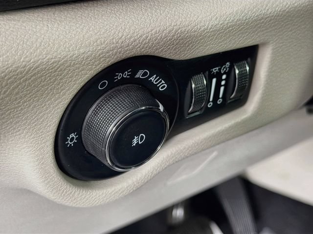 Used 2023 Chrysler Pacifica Touring-L FWD image 10