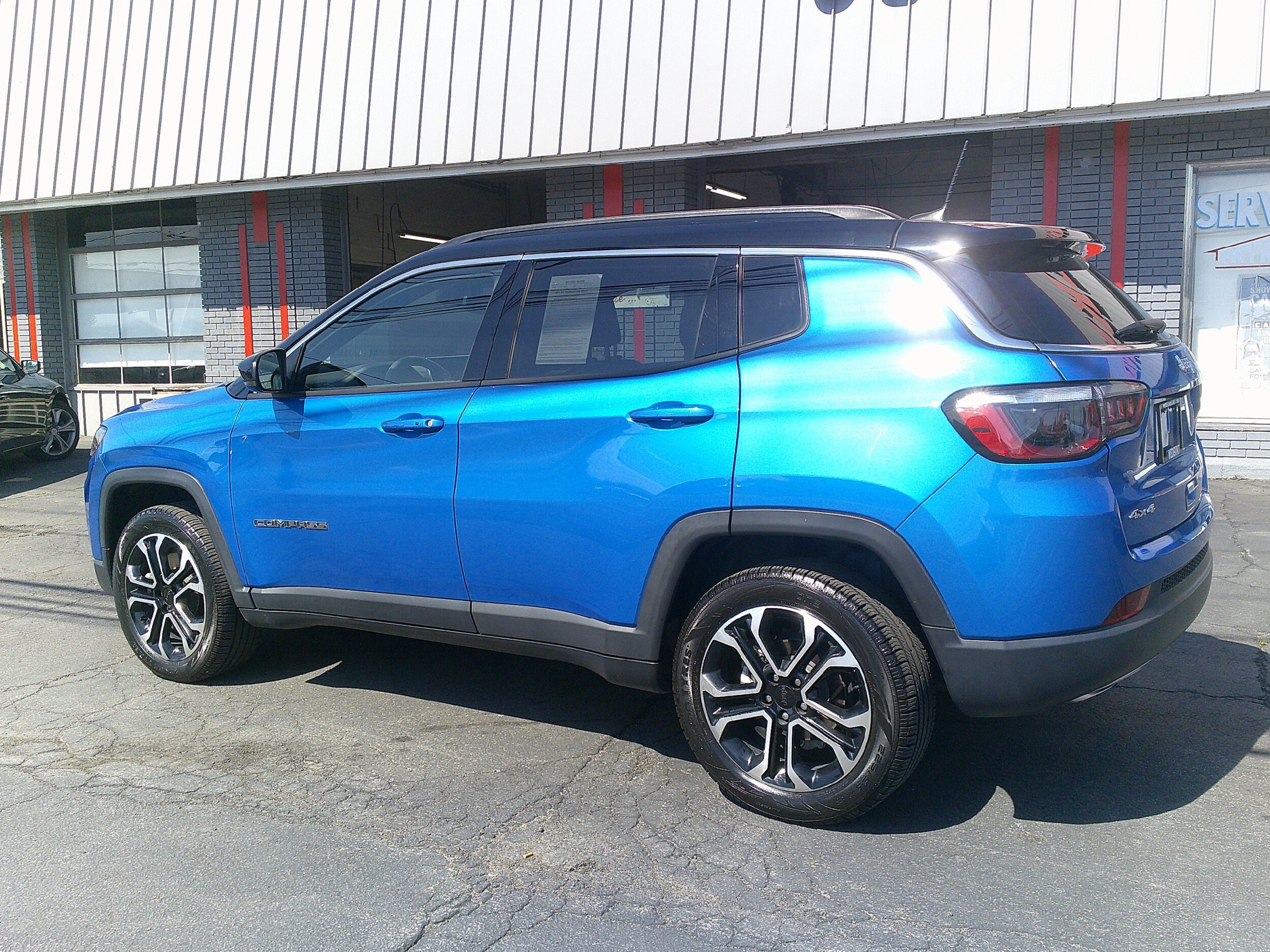 Used 2023 Jeep Compass Limited w/ Sun and Sound Group AWD/4WD image 5