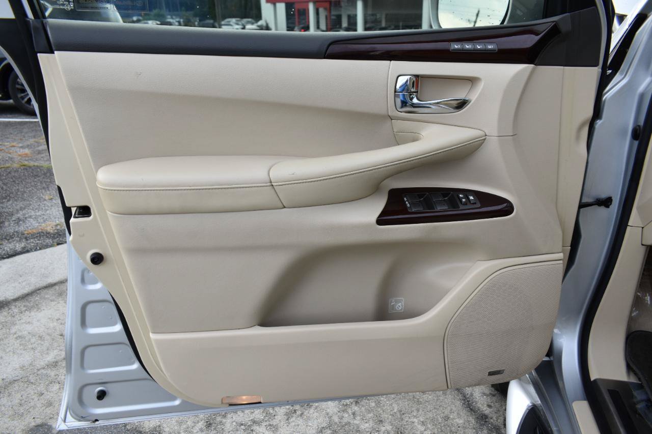 Used 2013 Lexus LX 570 4WD w/ Luxury Pkg image 38