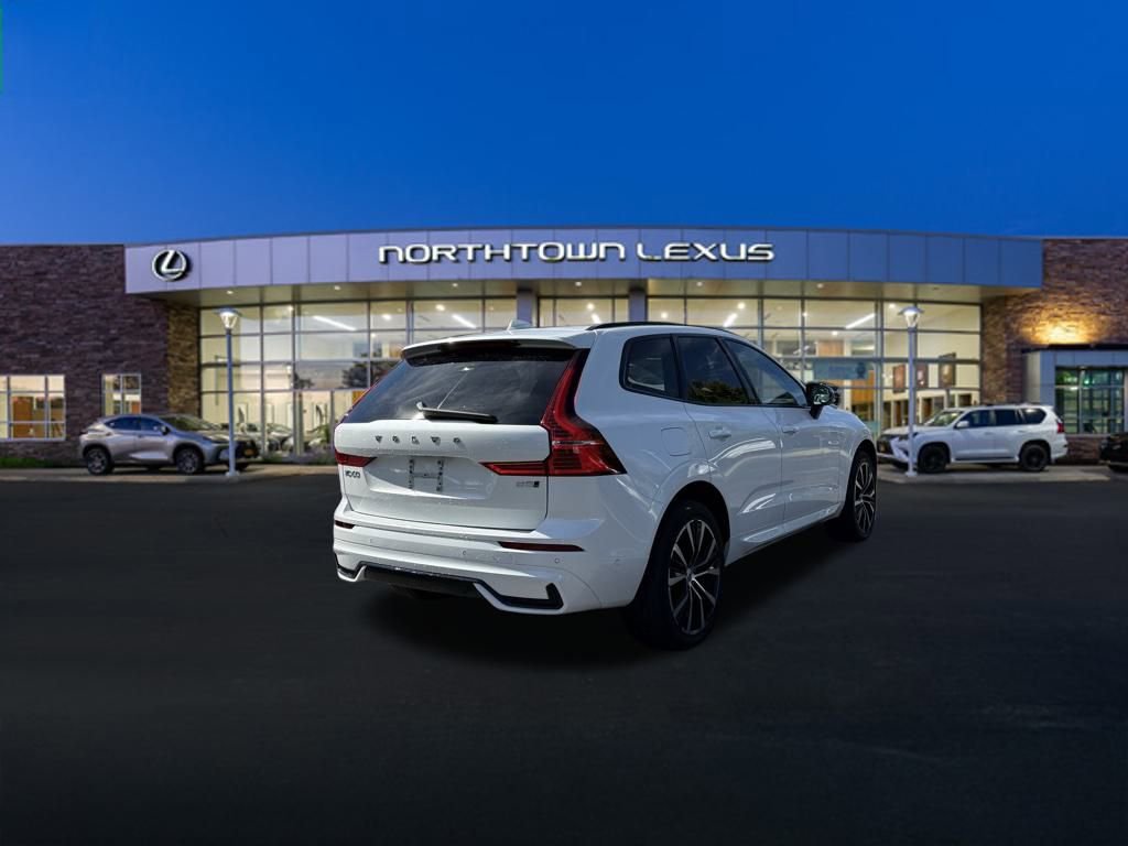 Used 2023 Volvo XC60 B5 Plus image 22