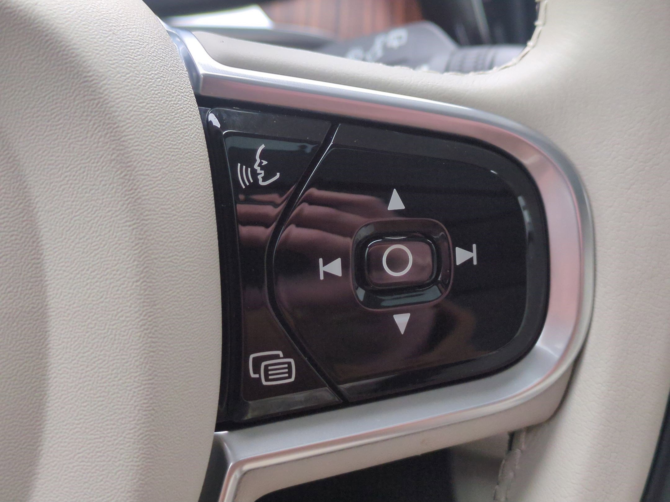 Used 2020 Volvo XC60 T8 Inscription w/ Protection Package Premier image 18