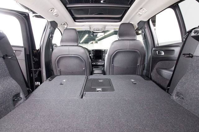 Certified 2025 Volvo XC40 B5 Core AWD/4WD image 28