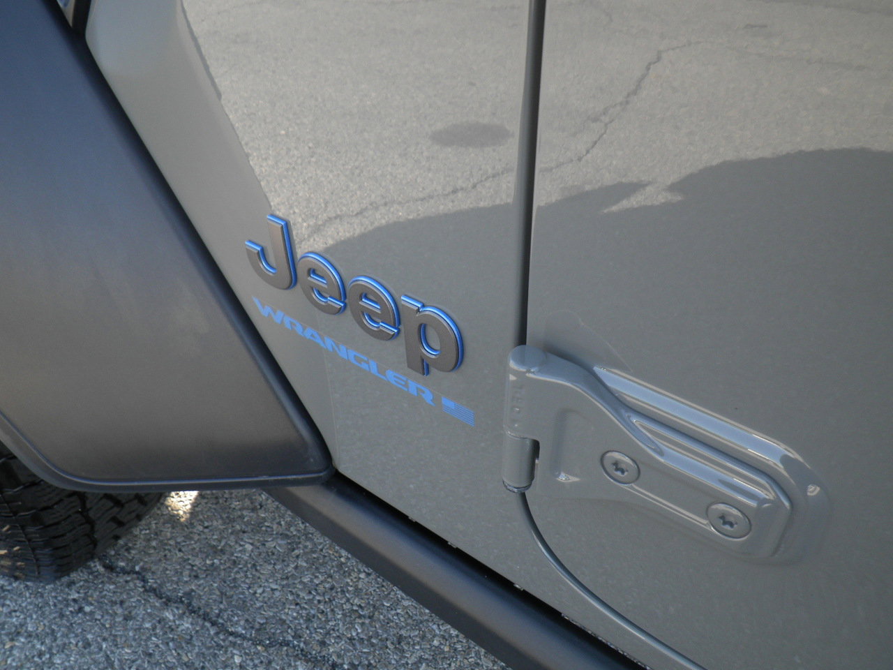 Used 2023 Jeep Wrangler Unlimited w/ Sun & Screen Package AWD/4WD image 13