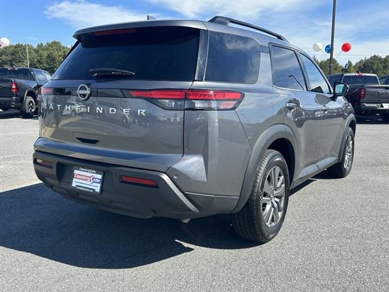 Used 2025 Nissan Pathfinder SV image 6