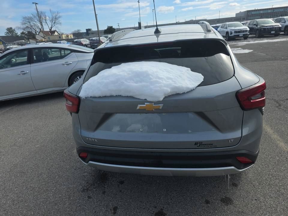 Used 2025 Chevrolet Trax LT w/ LT Convenience Package image 8