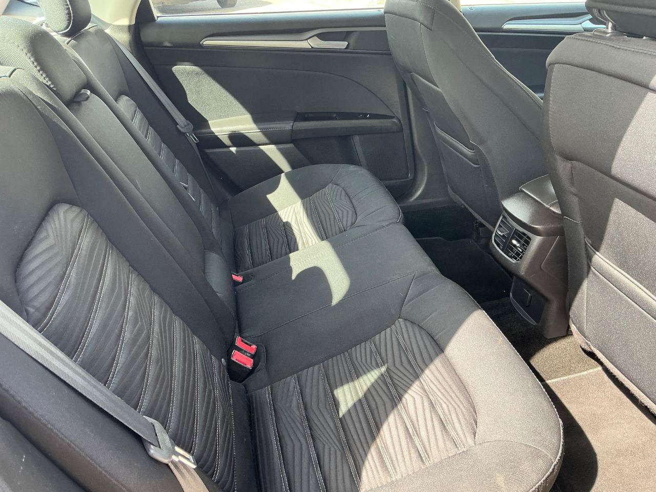Used 2016 Ford Fusion SE FWD image 12