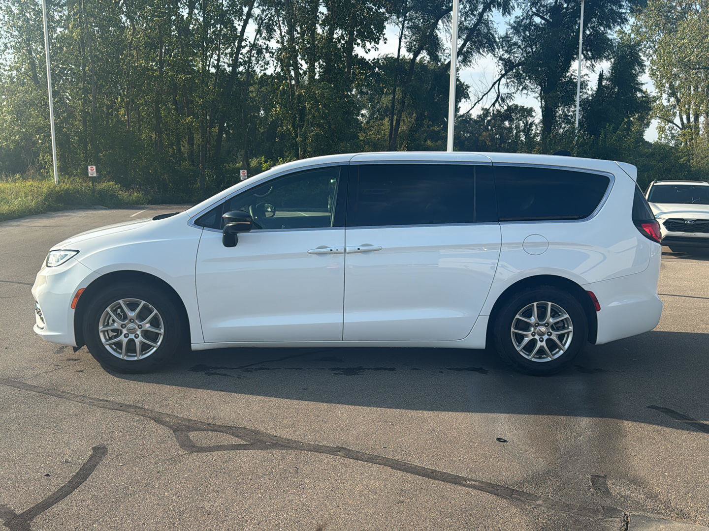 Used 2025 Chrysler Pacifica Select FWD image 2