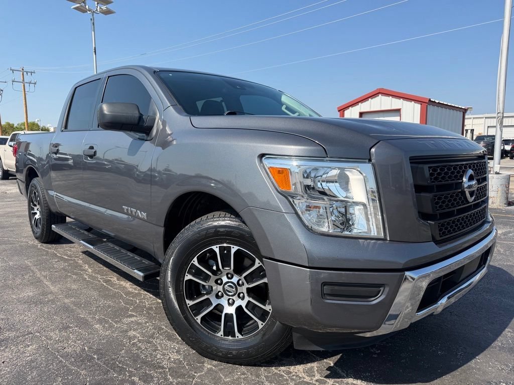 Used 2022 Nissan Titan SV RWD image 2