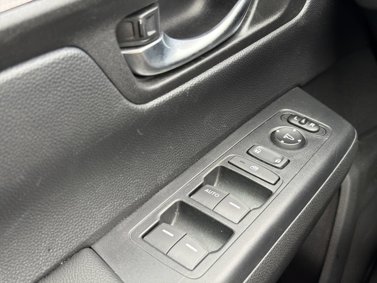 Used 2025 Honda CR-V LX image 11