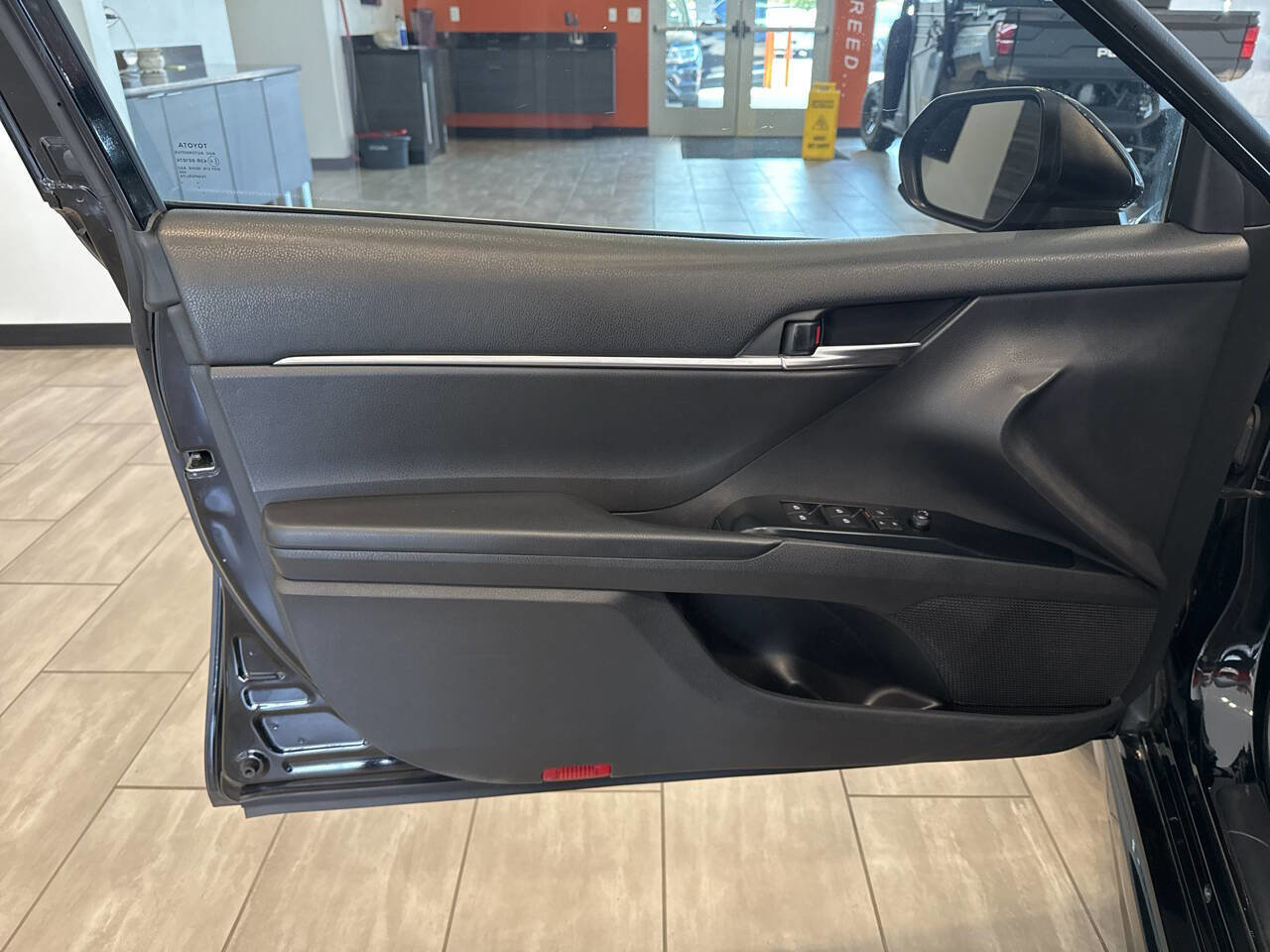 Used 2020 Toyota Camry SE w/ Phone Cable & Charge Package image 11
