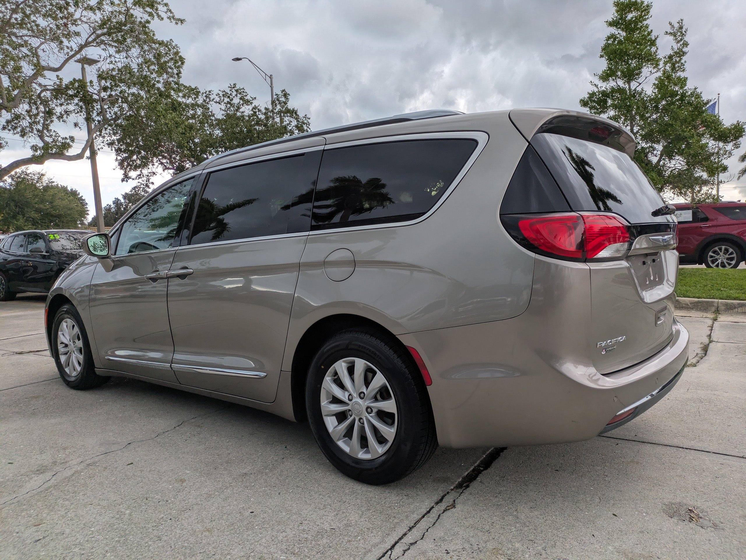 Used 2018 Chrysler Pacifica Touring-L FWD image 6