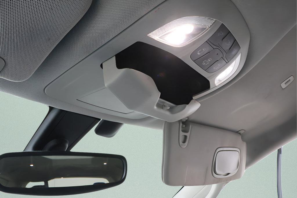 Used 2018 Chrysler Pacifica Touring-L w/ Tire & Wheel Group image 17