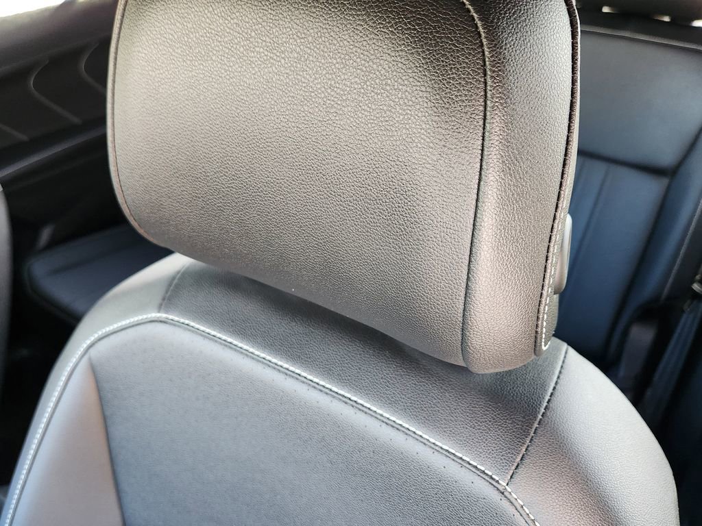 Used 2024 Volkswagen Tiguan SE R-Line image 5