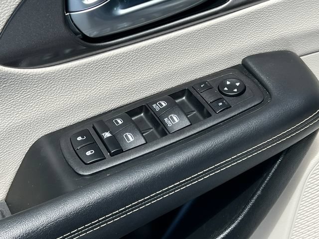 Used 2023 Chrysler Pacifica Touring-L FWD image 16