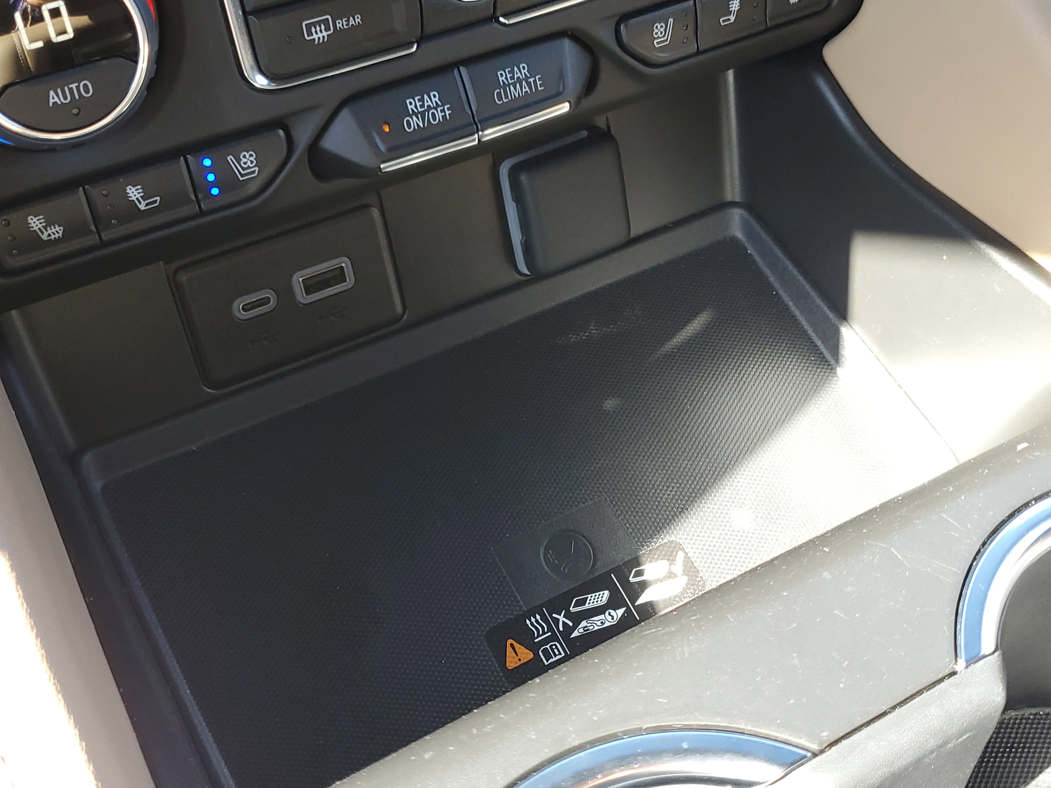 Used 2024 Chevrolet Suburban Premier image 33