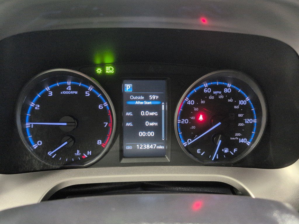 Used 2018 Toyota RAV4 LE image 17