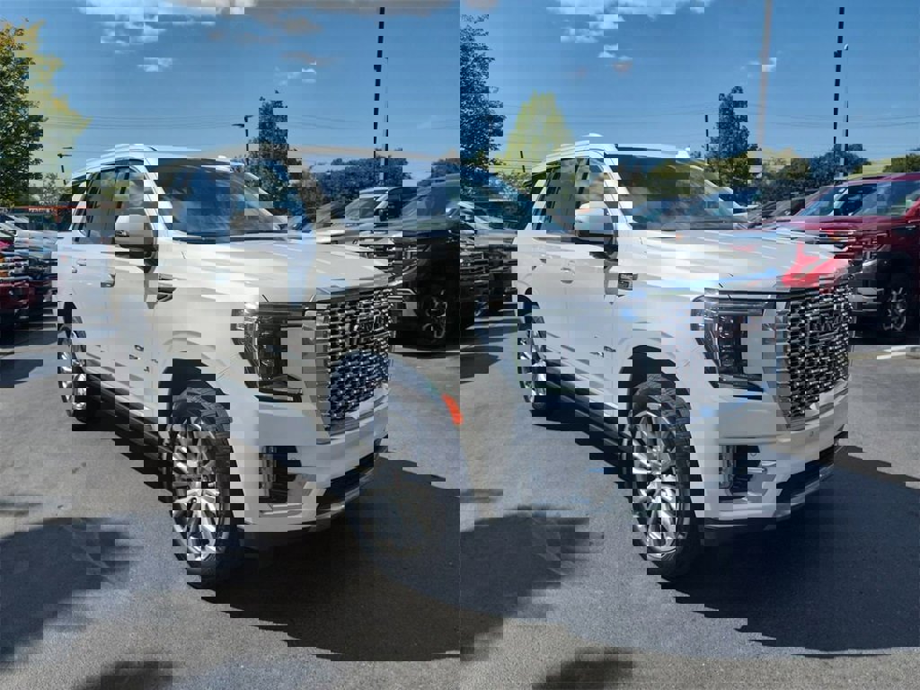 Used 2022 GMC Yukon Denali w/ Advanced Technology Package image 2