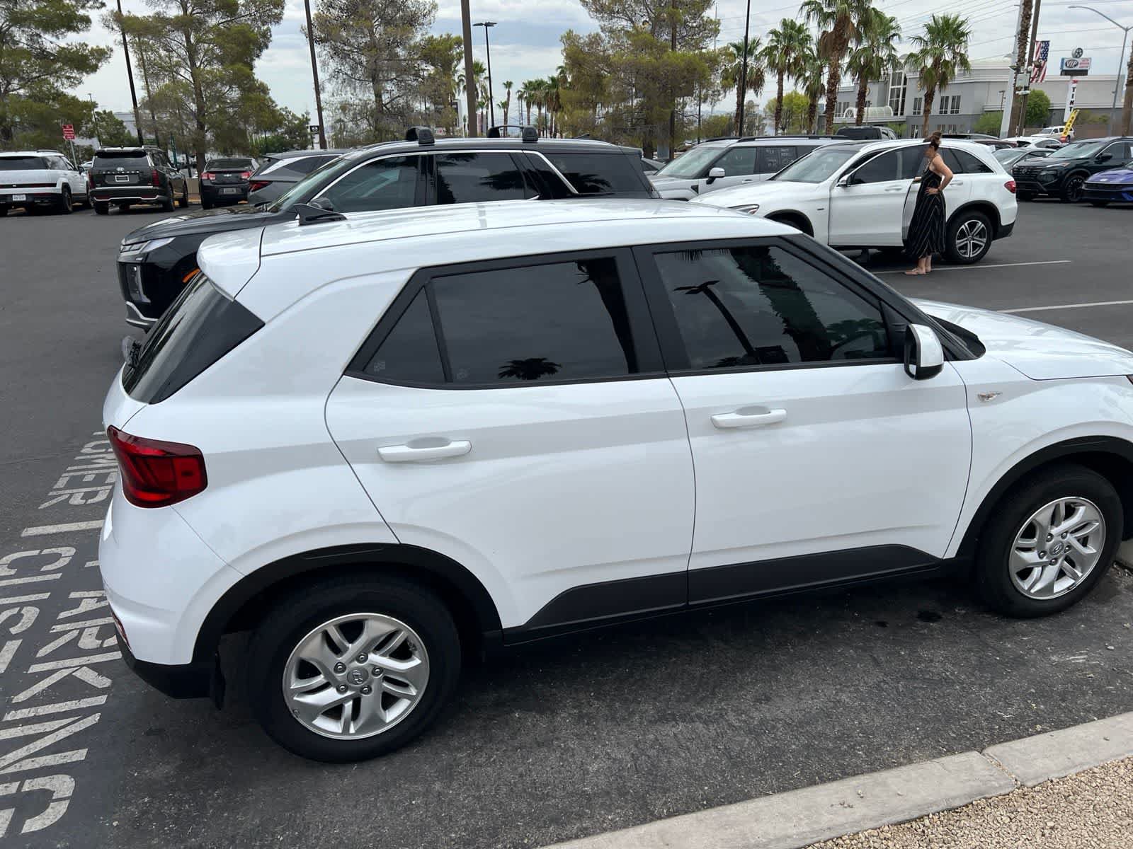 Used 2022 Hyundai Venue SE FWD image 2