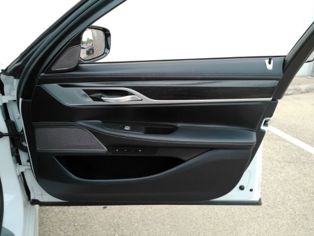 Used 2019 BMW 750i w/ Executive Package RWD image 22