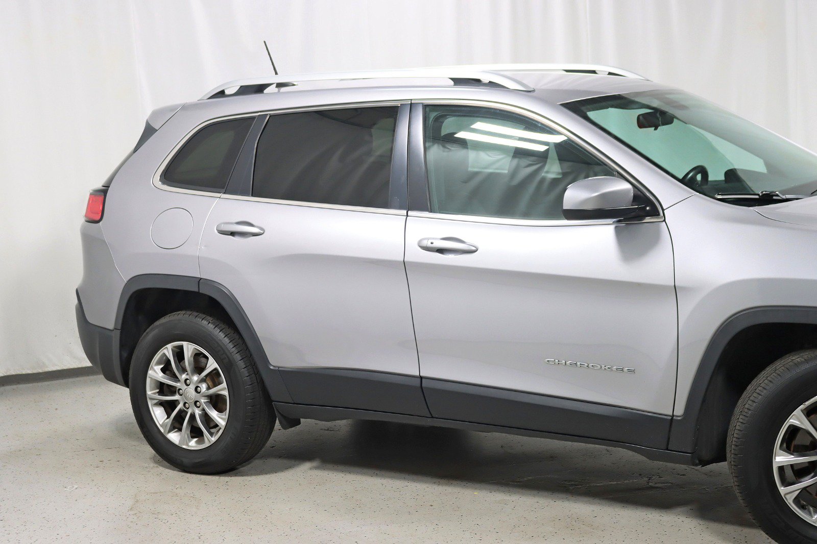 Used 2019 Jeep Cherokee Latitude Plus w/ Cold Weather Group AWD/4WD image 3