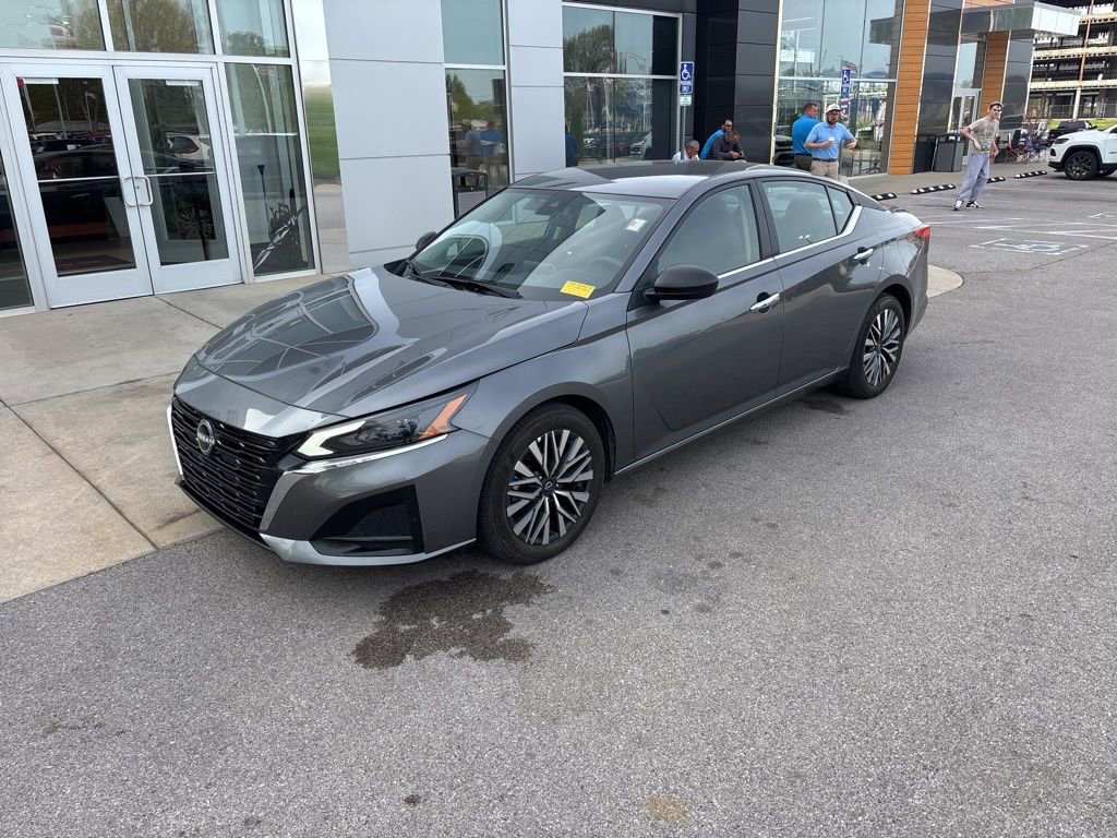 Used 2025 Nissan Altima 2.5 SV FWD image 1