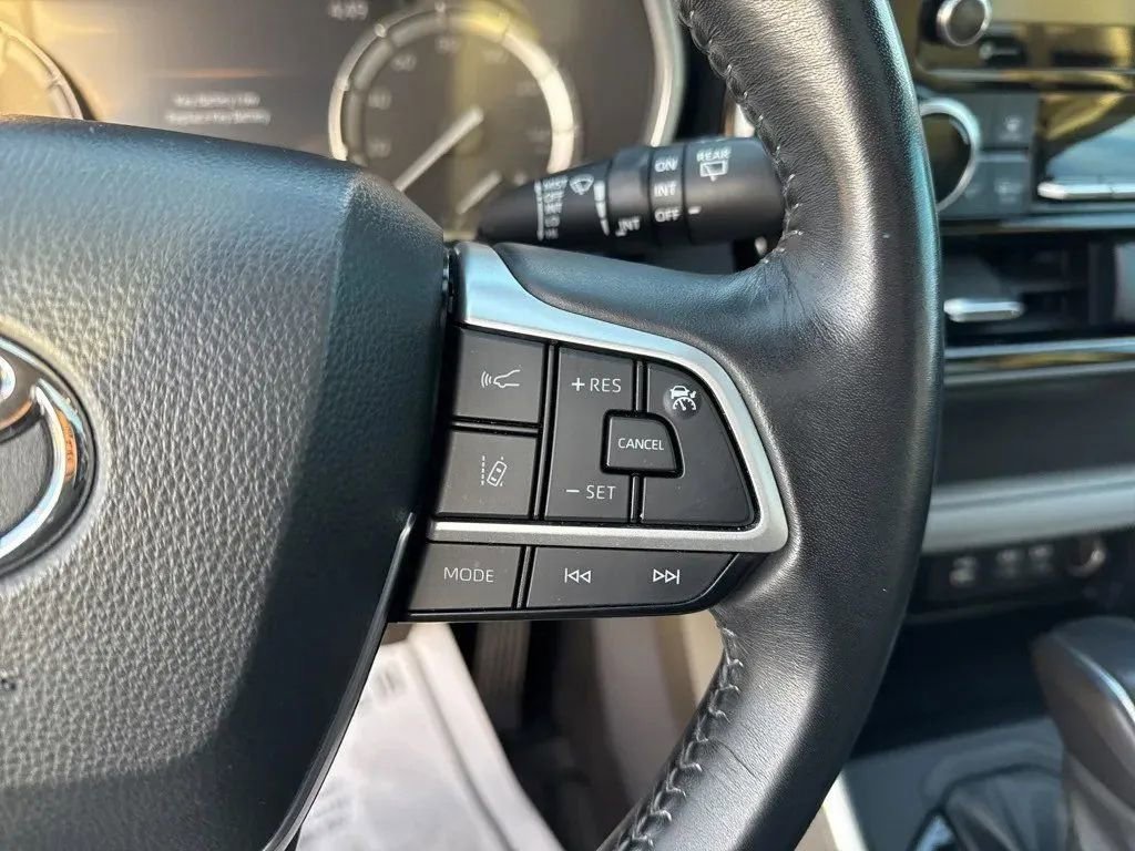 Used 2022 Toyota Highlander XLE FWD image 18