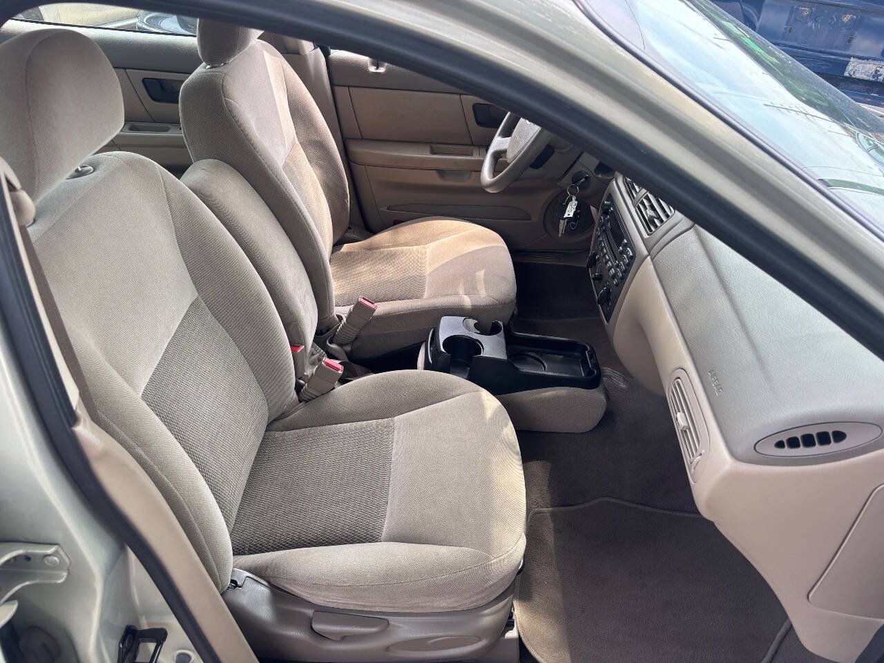 Used 2005 Ford Taurus SE FWD image 14