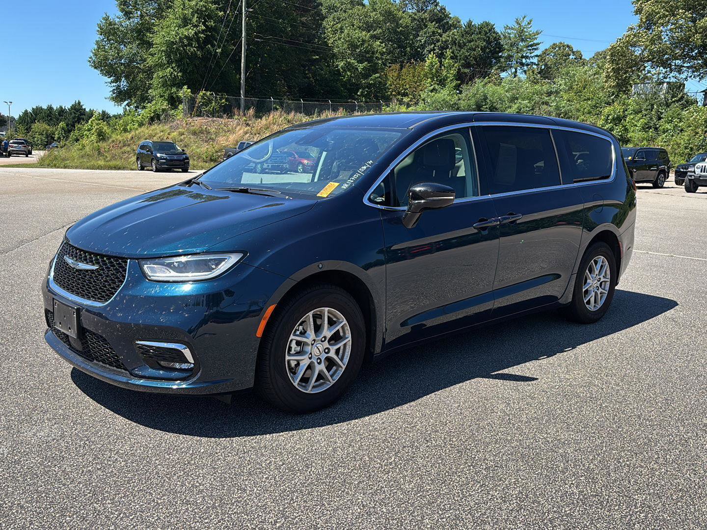 Used 2024 Chrysler Pacifica Touring-L FWD image 1