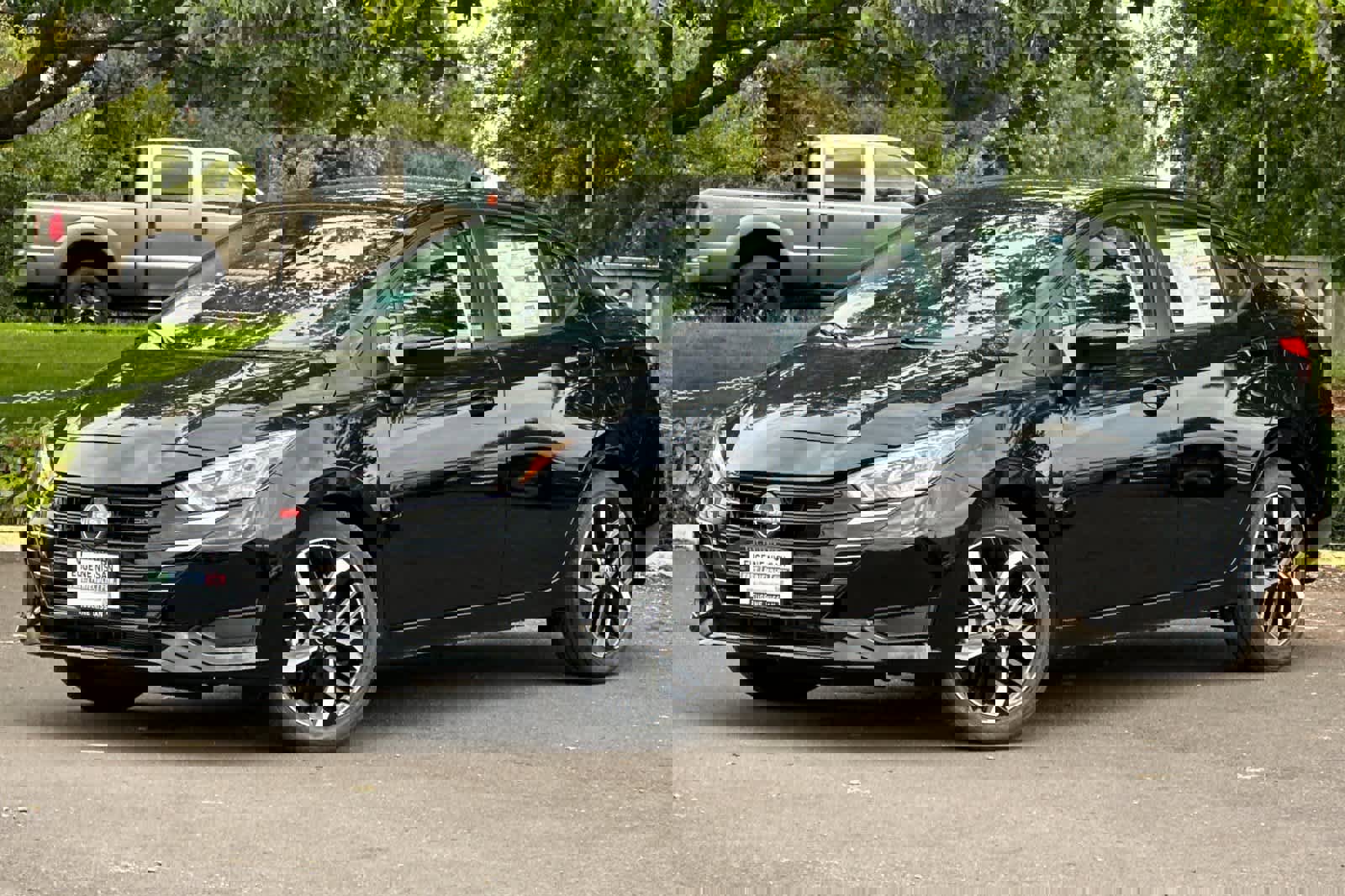 New 2025 Nissan Versa SR w/ Trunk Package image 1