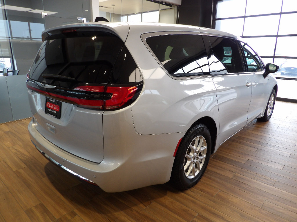 Used 2024 Chrysler Pacifica Touring-L FWD image 6