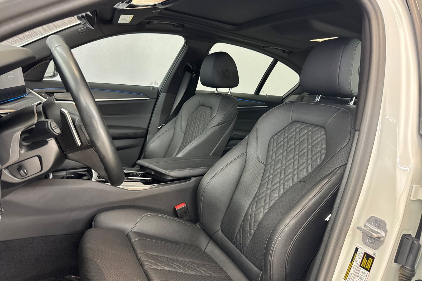 Certified 2023 BMW 530e w/ Convenience Package RWD image 5