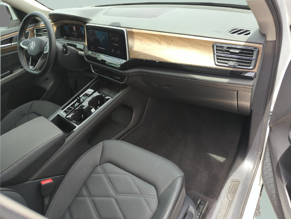 Used 2024 Volkswagen Atlas SE FWD image 23