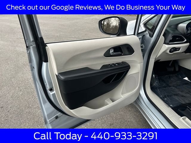 Used 2023 Chrysler Pacifica Touring-L FWD image 25