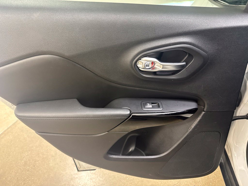 Used 2020 Jeep Cherokee Latitude Plus AWD/4WD image 20