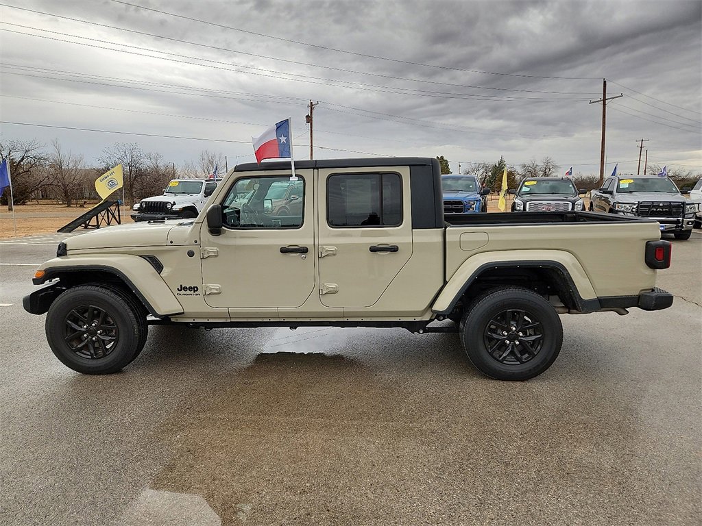 Used 2022 Jeep Gladiator Sport image 2