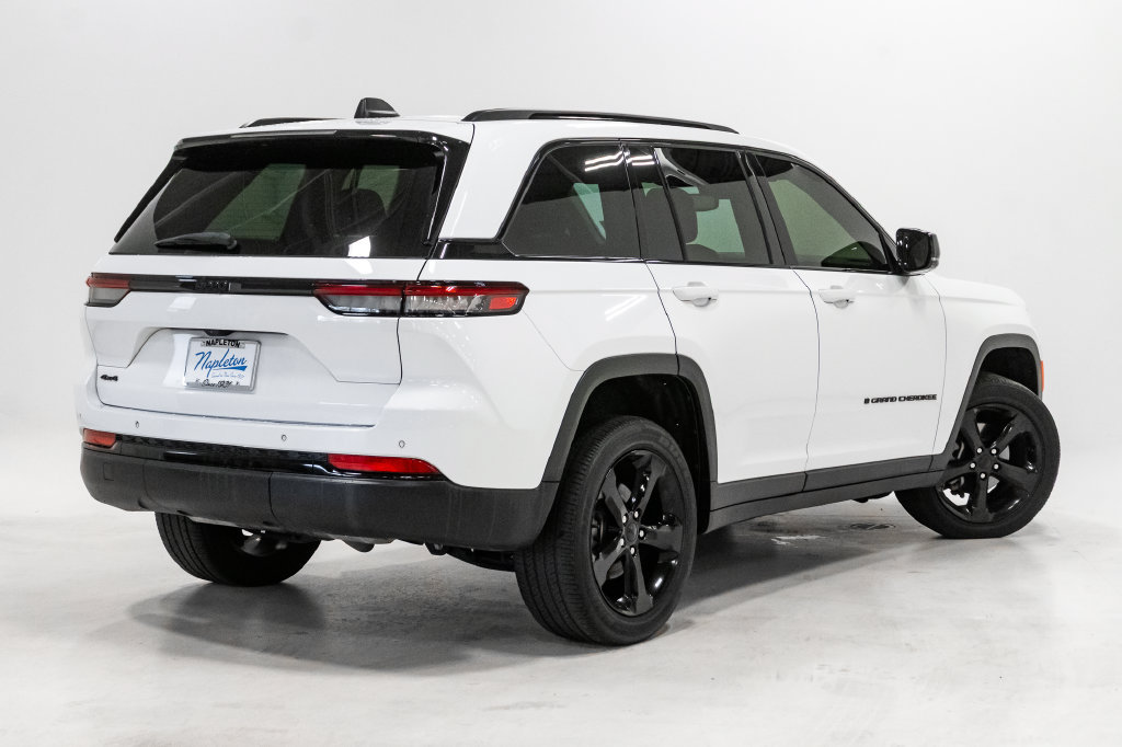 Used 2024 Jeep Grand Cherokee Altitude AWD/4WD image 29