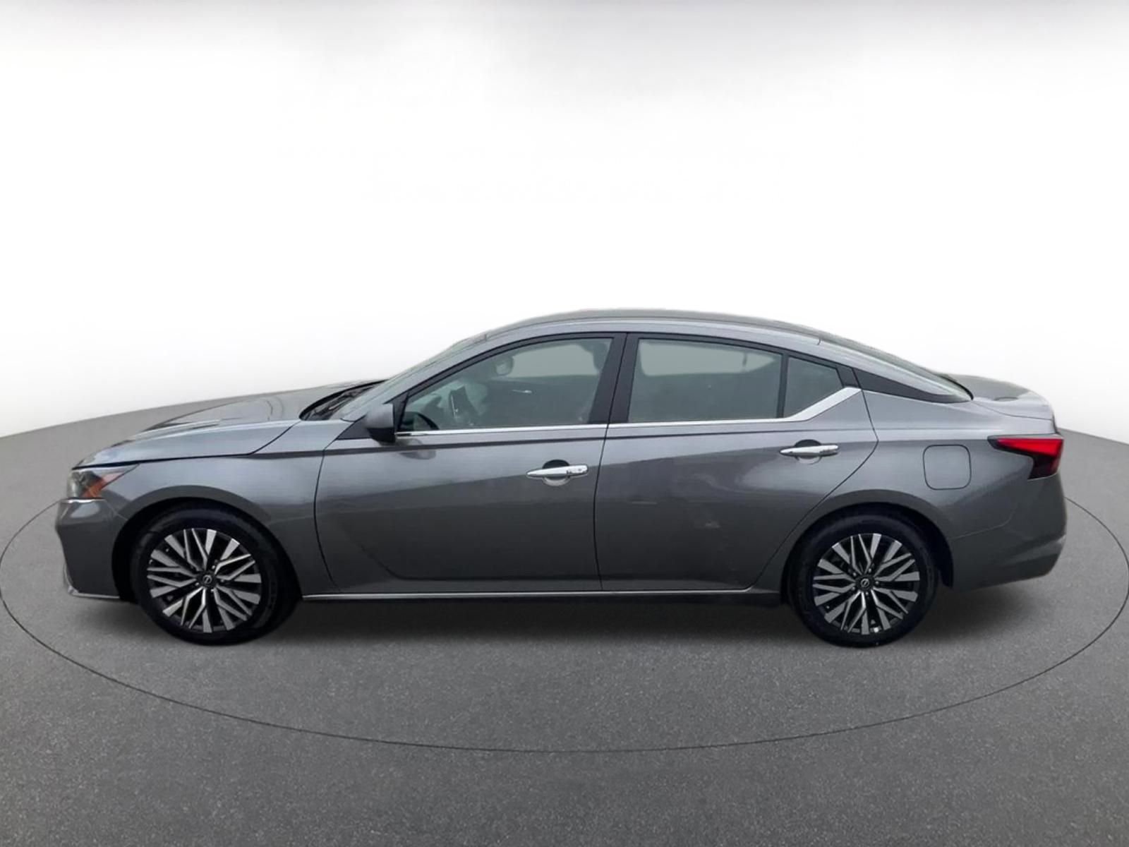 Used 2025 Nissan Altima 2.5 SV FWD image 9