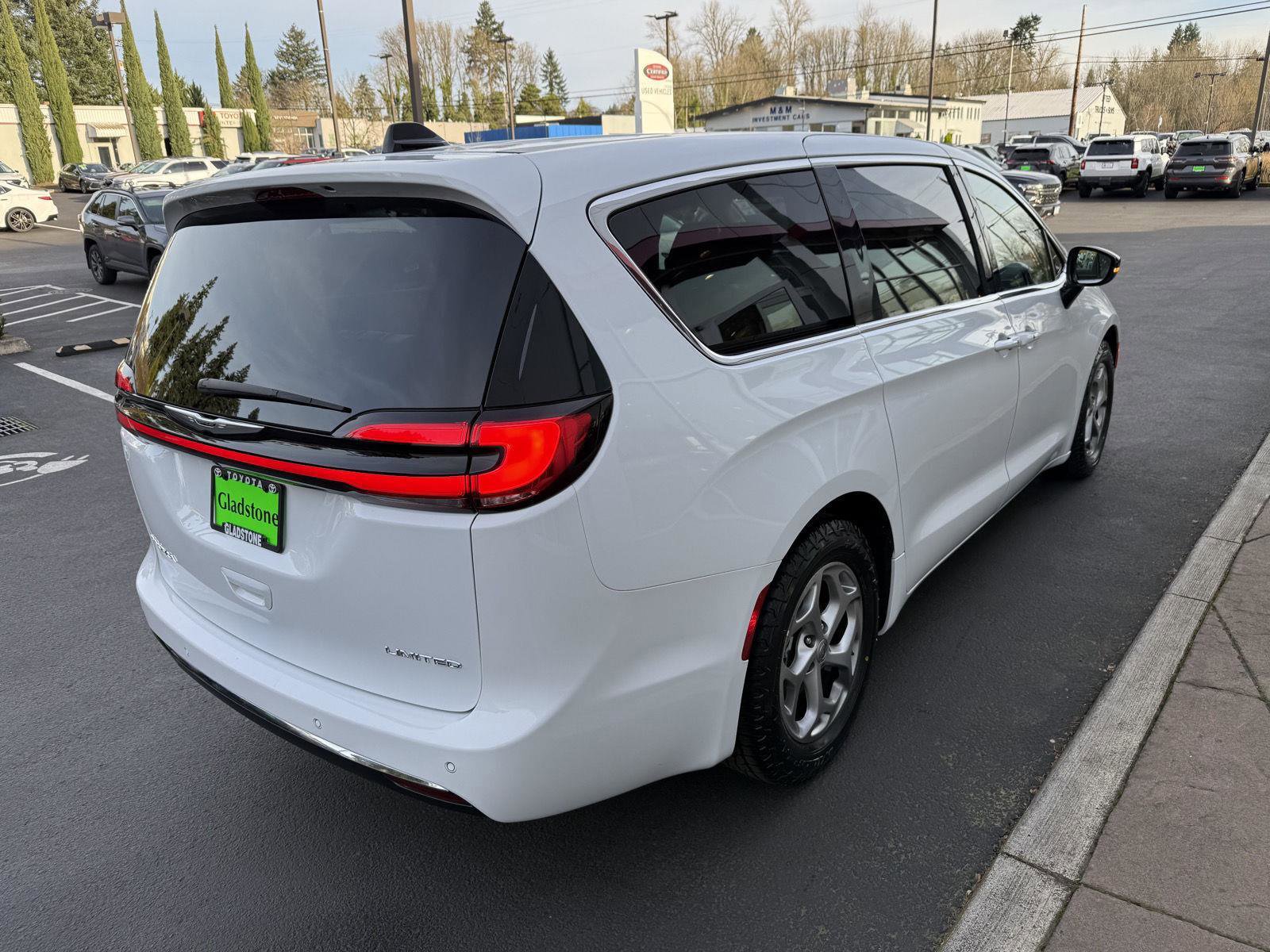 Used 2024 Chrysler Pacifica Limited image 5