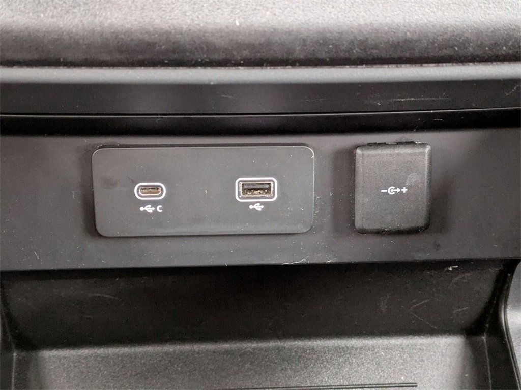 Used 2023 Land Rover Defender 130 X-Dynamic SE image 31