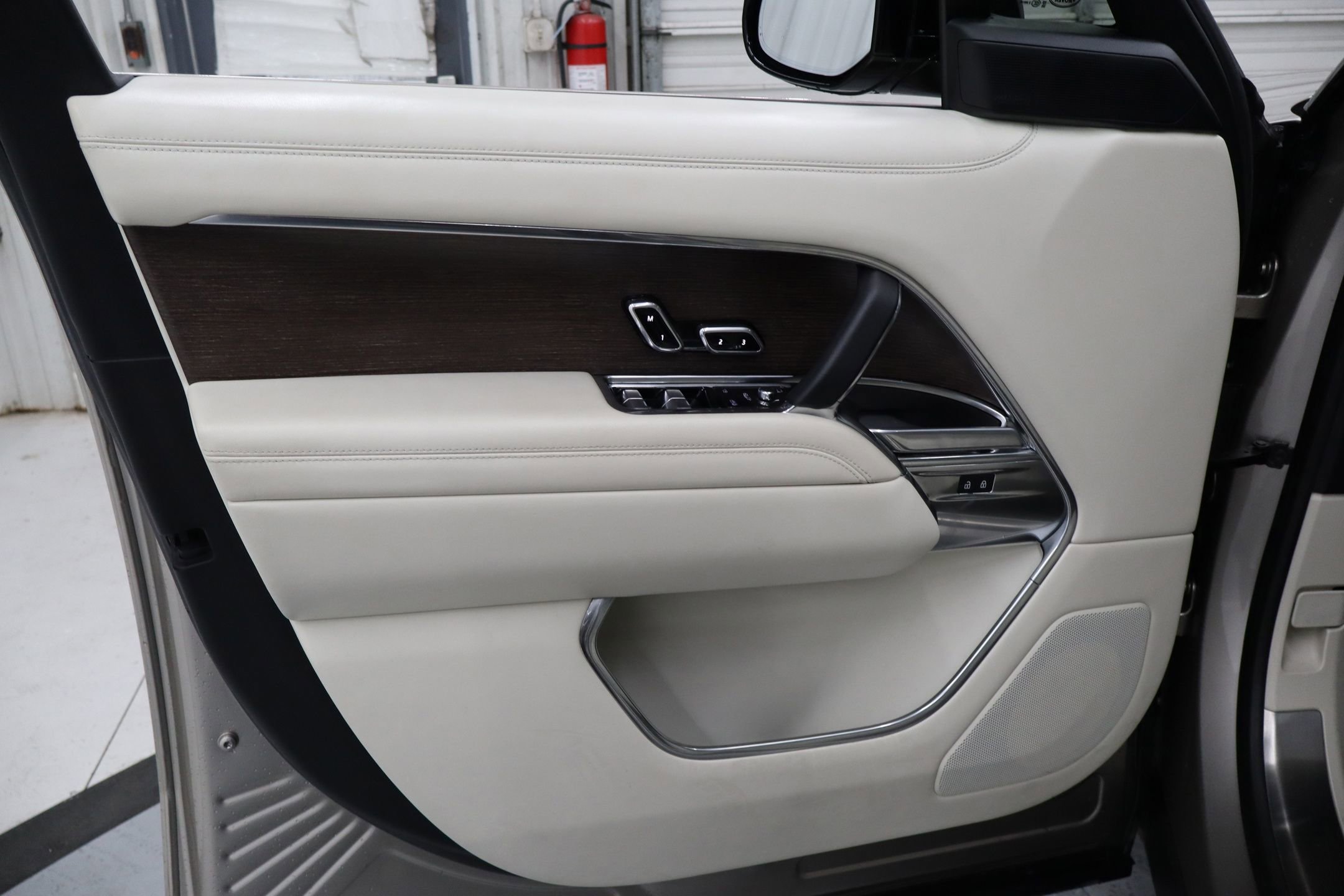 Used 2022 Land Rover Range Rover Long Wheelbase SE image 13