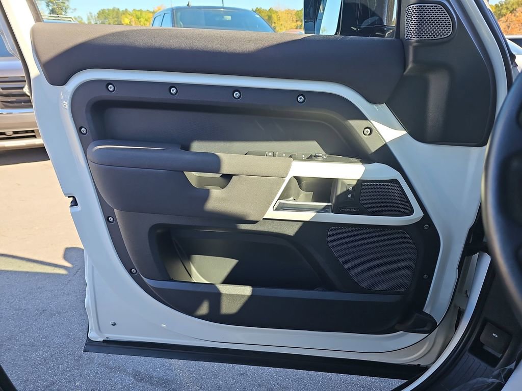 Used 2023 Land Rover Defender 110 S image 32