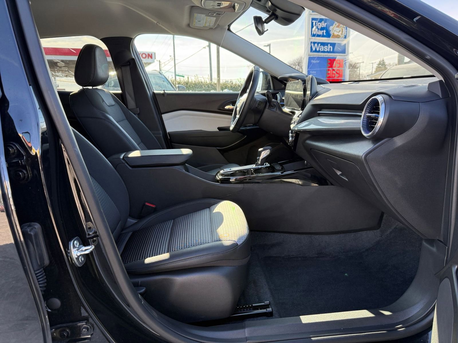 Used 2025 Chevrolet Trax LT w/ LT Convenience Package image 36