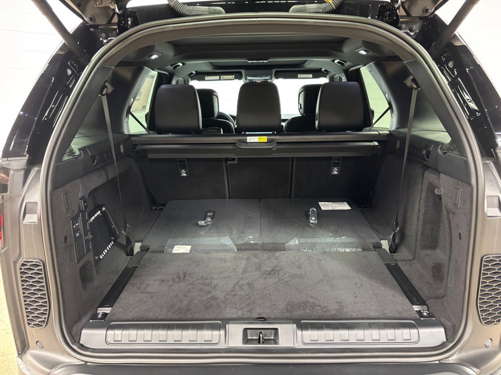 Used 2025 Land Rover Discovery S image 41
