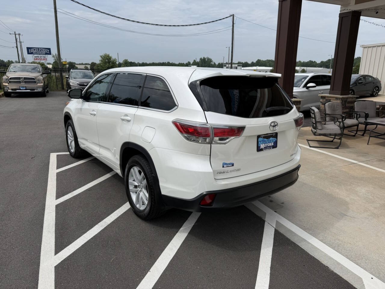 Used 2015 Toyota Highlander LE AWD/4WD image 4