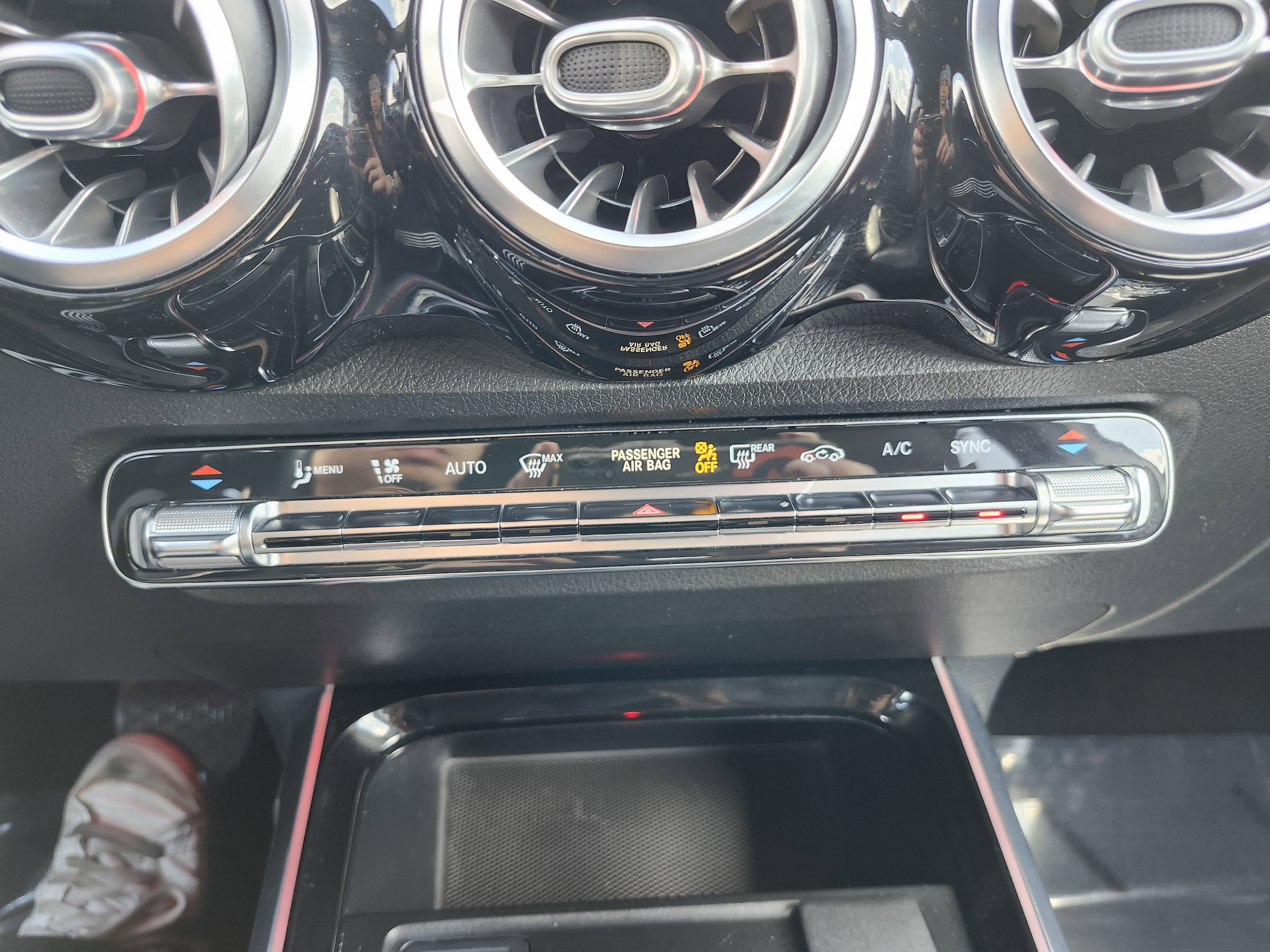 Used 2020 Mercedes-Benz GLB 250 4MATIC w/ Premium Package image 32