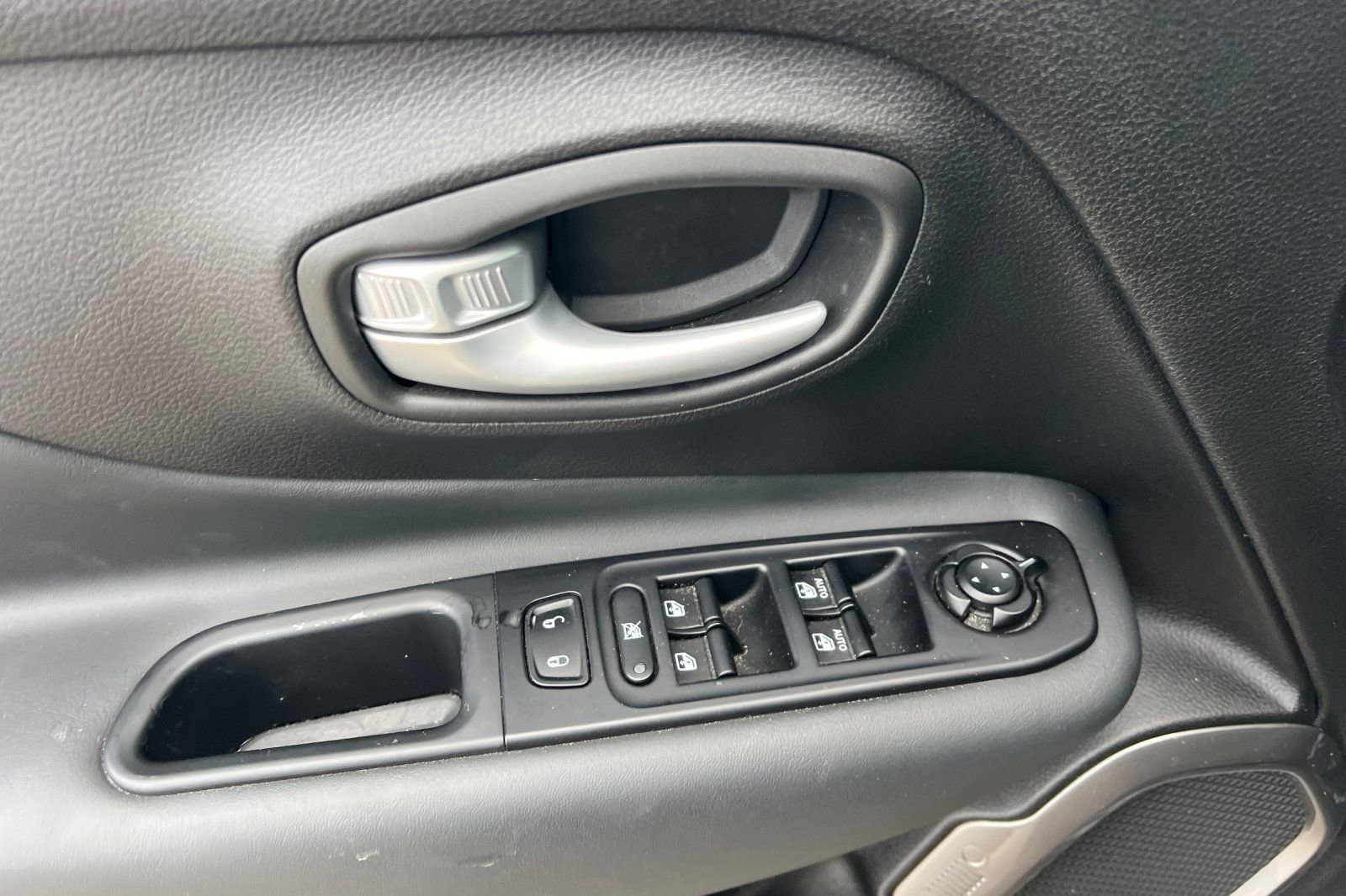 Used 2023 Jeep Renegade Latitude AWD/4WD image 12