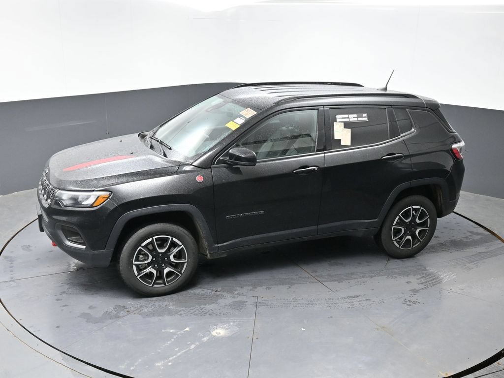 Used 2024 Jeep Compass Trailhawk AWD/4WD image 17